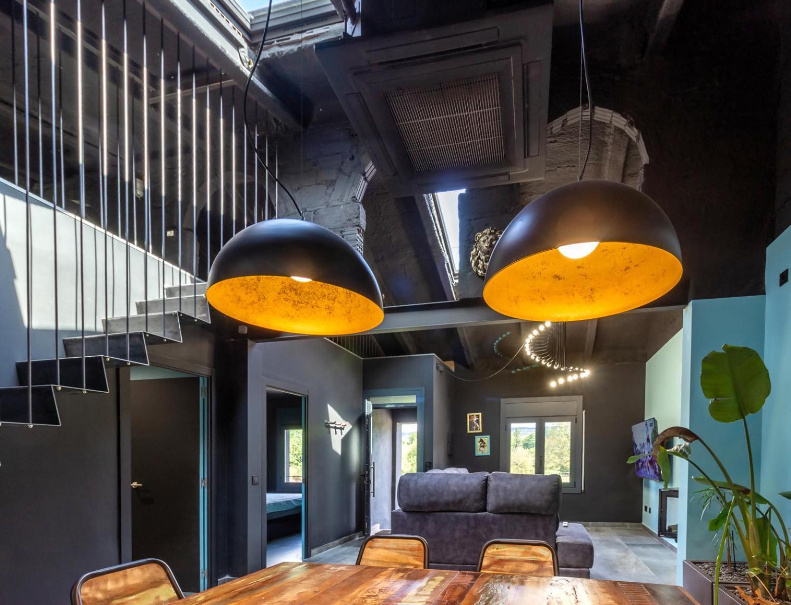 Black House Sorprendente Casa Estilo Industrial Olot Exterior photo