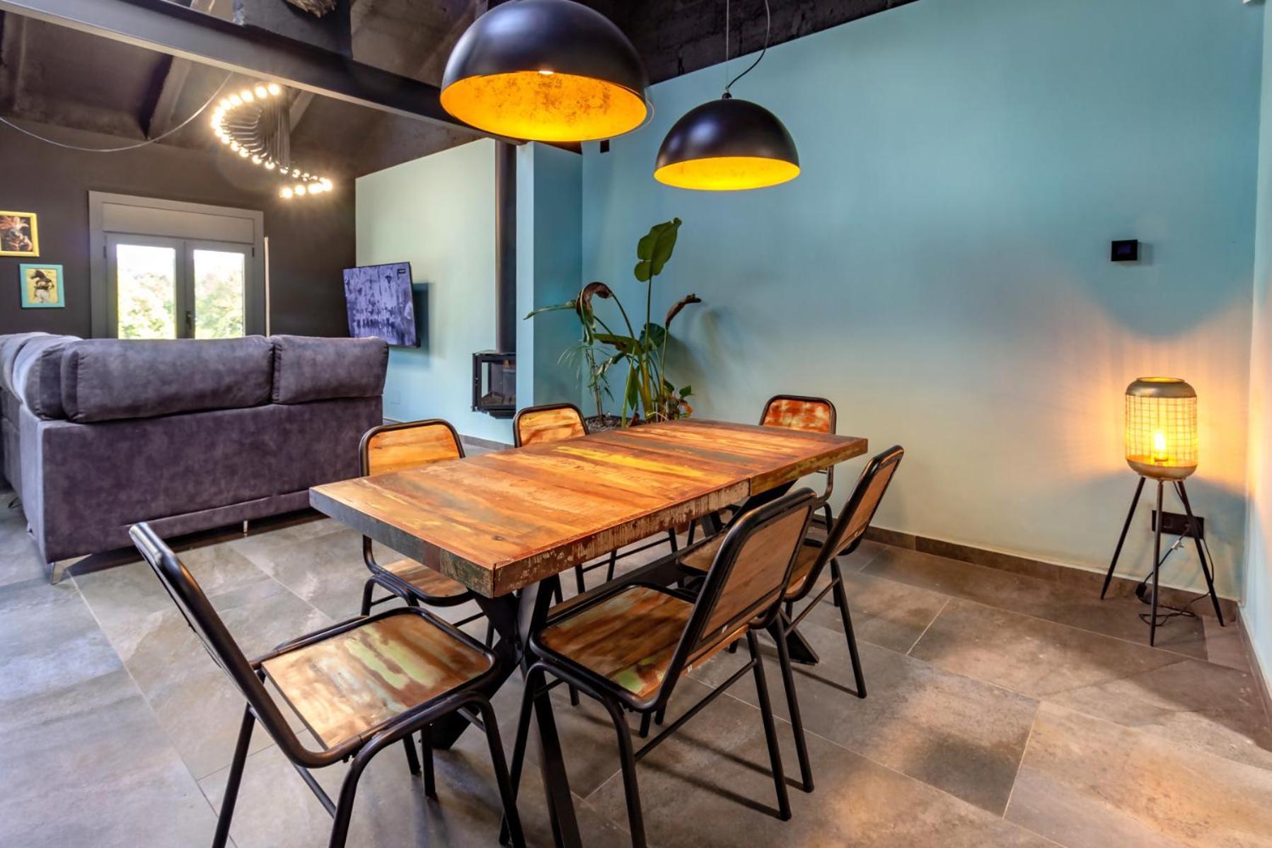 Black House Sorprendente Casa Estilo Industrial Olot Exterior photo