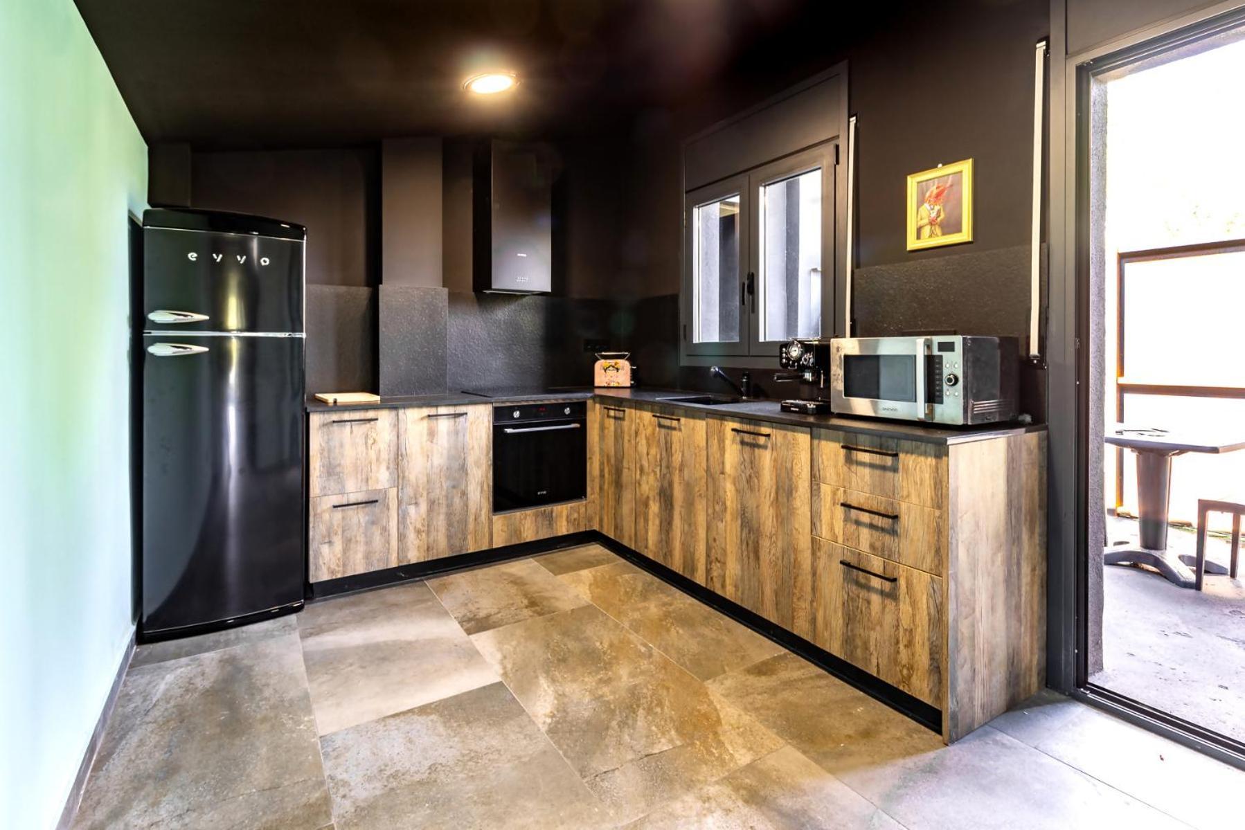 Black House Sorprendente Casa Estilo Industrial Olot Exterior photo