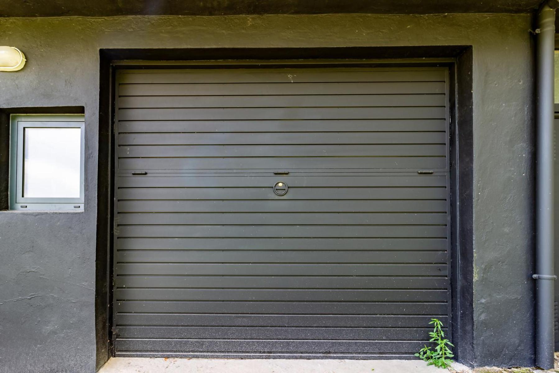 Black House Sorprendente Casa Estilo Industrial Olot Exterior photo