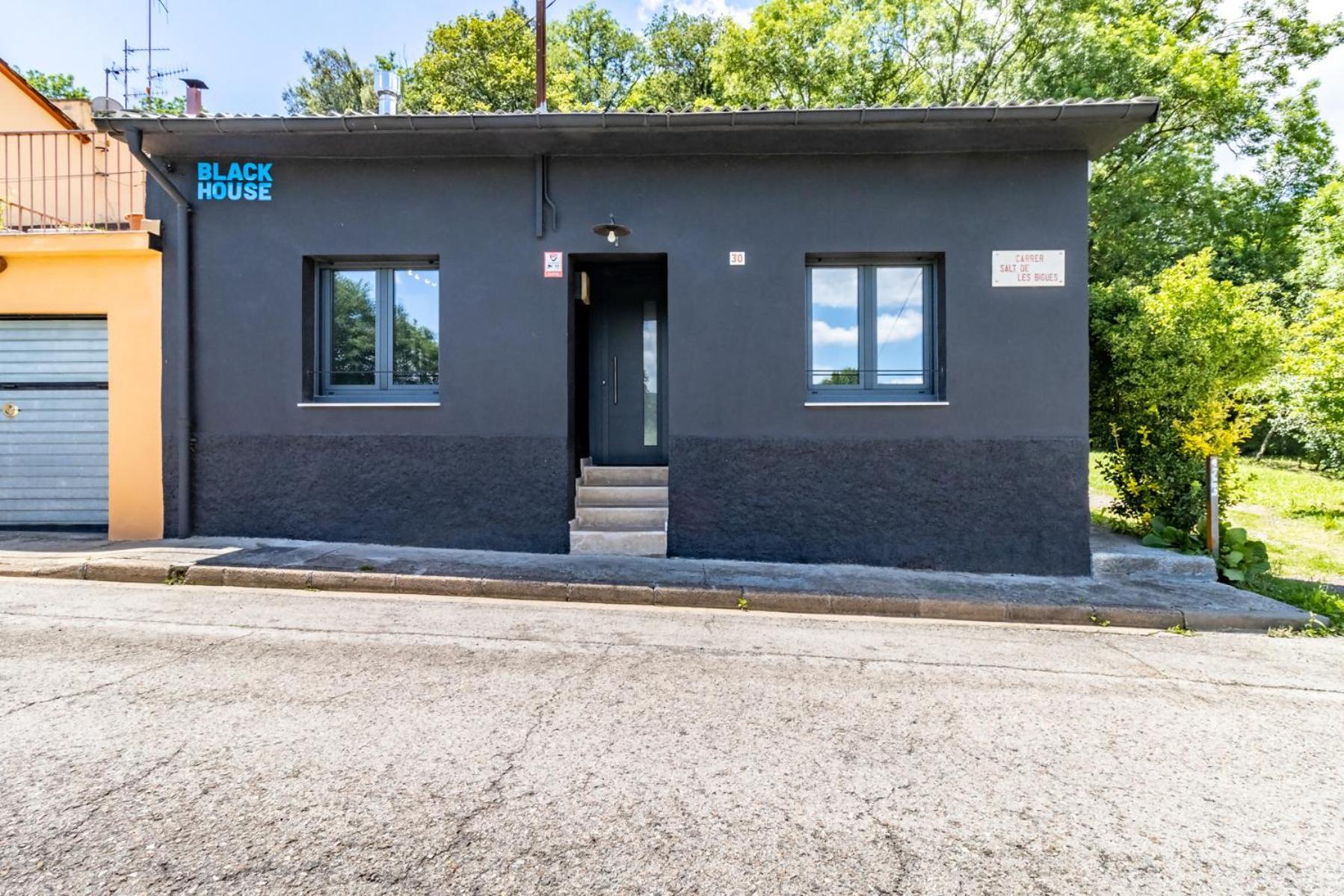 Black House Sorprendente Casa Estilo Industrial Olot Exterior photo