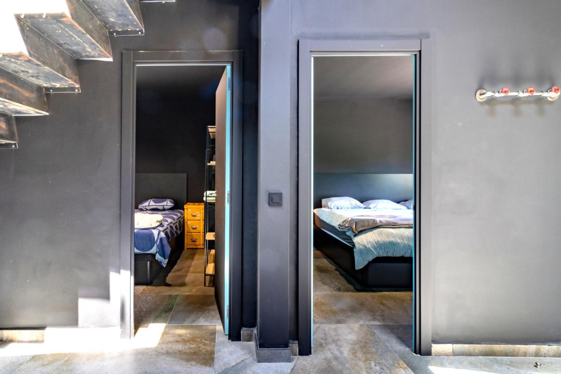 Black House Sorprendente Casa Estilo Industrial Olot Exterior photo