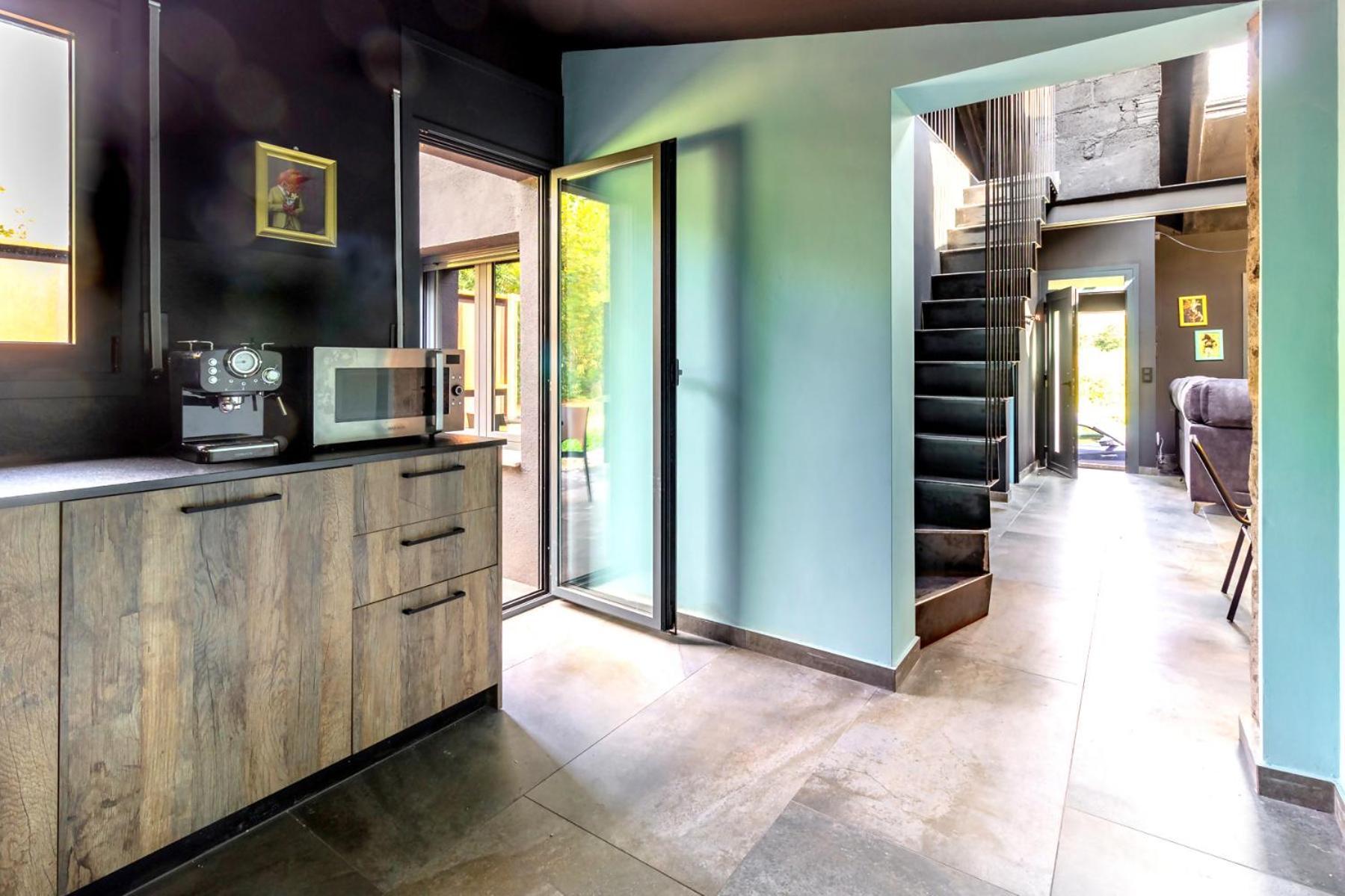 Black House Sorprendente Casa Estilo Industrial Olot Exterior photo