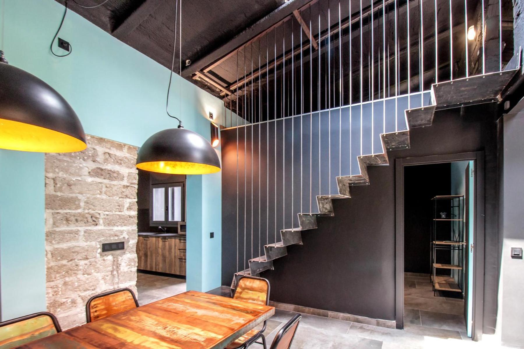 Black House Sorprendente Casa Estilo Industrial Olot Exterior photo