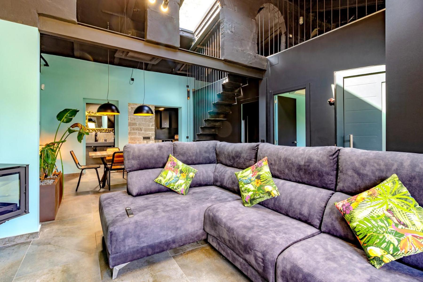Black House Sorprendente Casa Estilo Industrial Olot Exterior photo